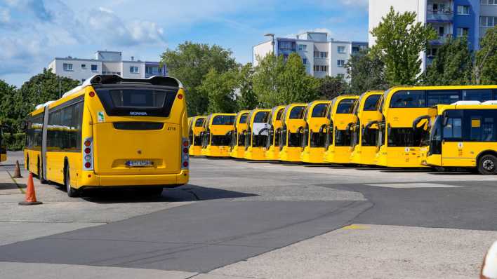 BVG Betriebshof Britz in der Gradestraße mit diversen parkenden gelben Bussen