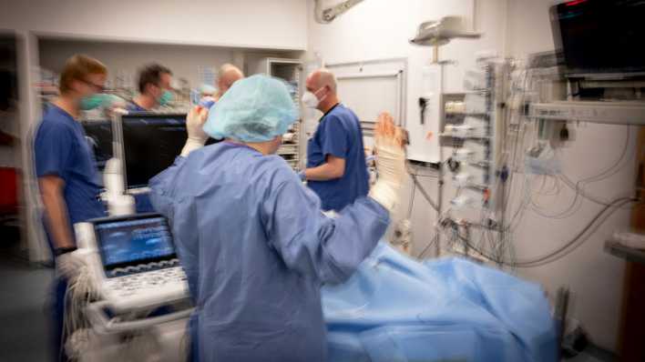Szene aus der Serie "Charité intensiv" (Bild: picture alliance / Carl Gierstorfer)