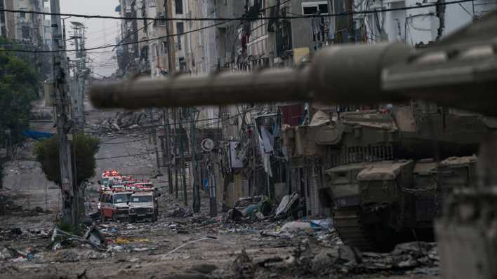 Krankenwagen stehen in der Nähe eines Panzers der israelischen Streitkräfte im Gazastreifen. (Bild. Victor R. Caivano/AP/dpa)
