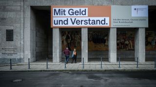 Ein Plakat mit der Aufschrift "Mit Geld und Verstand. Schulden bremsen, Chancen schaffen. Unser Bundeshaushalt." hängt über dem Eingang zum Bundesministerium der Finanzen (Bild: dpa / Kay Nietfeld)