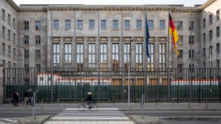 Fußgänger und ein Fahrradfahrer sind vor dem Finanzministerium in Berlin unterwegs (Bild: dpa / Hannes P. Albert)