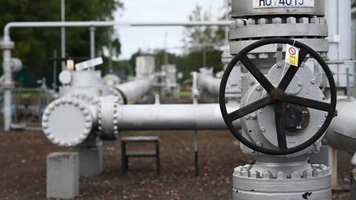 Ein Blick auf ein oberirdisches Leitungsnetz, in dem zukünftig anstelle von Gas Wasserstoff durchfließen wird (Bild: dpa / Lars Penning)