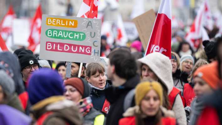 "Auch Berlin braucht Bildung" steht auf einem Schild während eines GEW-Streiks. (Bild: picture alliance/dpa | Hannes P Albert)