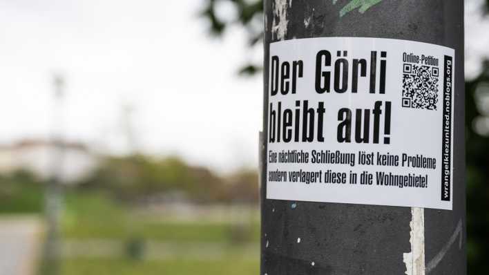 "Der Görli bleibt auf!" steht auf einem Aufkleber im Görlitzer Park in Berlin (Bild: dpa / Hannes P. Albert)