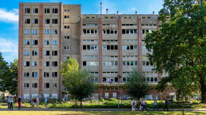 Ein Plattenbau in Berlin vor dem Abriss (Bild: picture alliance / imageBROKER | Karl-Heinz Spremberg)