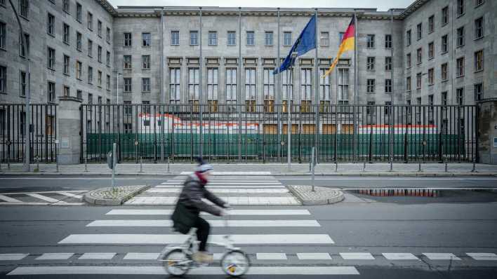 Ein Radfahrer fährt am Bundesministerium der Finanzen vorbei.