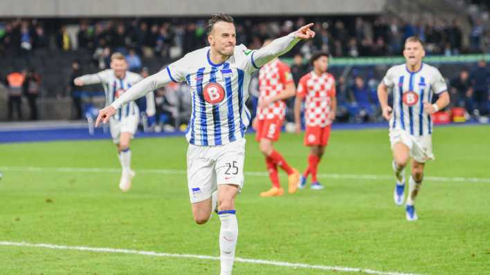 Haris Tabakovic von Hertha BSC jubelt nach seinem Tor zum 2:0 gegen den FSV Mainz 05 in der zweiten Runde des DFB-Pokals (Bild: picture alliance / Luciano Lima)