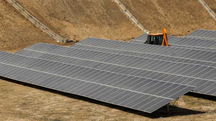 Symbolfoto: Aufbau eines Solarparks in Ghaziabad nahe Neu Delhi.