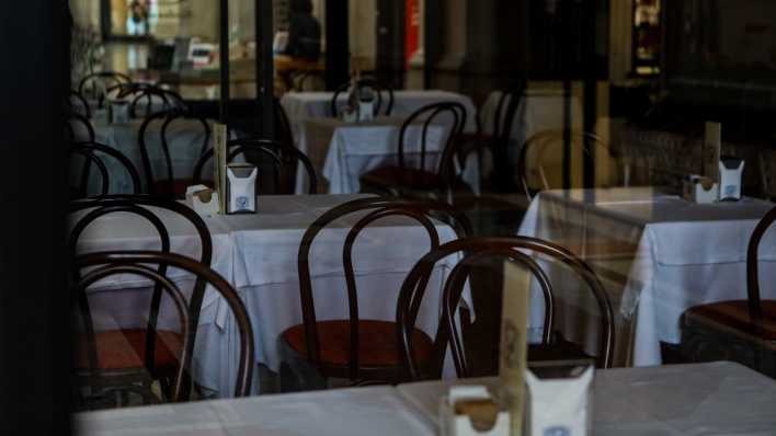 Leere Tische und Stühle in einem italienischen Restaurant (Bild: picture alliance / Mairo Cinquetti)