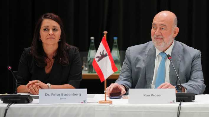 Berlins Justizsenatorin Feor Badenberg (parteilos) und der israelische Botschafter Ron Prosor, bei der Konferenz der Justizministerinnen und -minister.