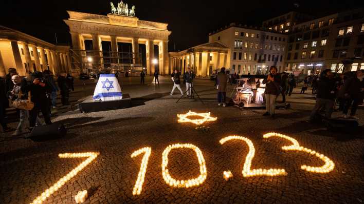 Bei einer Gedenkveranstaltung für die Opfer des Hamas-Angriffs auf Israel am 7. Oktober leuchten vor dem Brandenburger Tor Kerzen