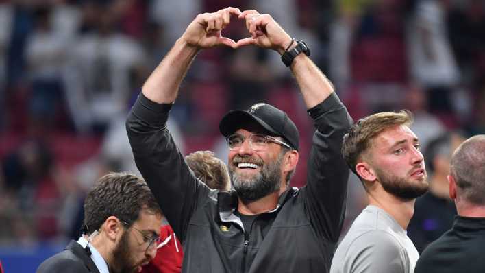 Liverpool-Trainer Jürgen Klopp formt mit seinen Händen ein Herz in Richtung seiner Ehefrau Ulla nach dem seine Mannschaft das Champions League Finale 2019 gewonnen hat (Bild: picture alliance / Sven Simon)