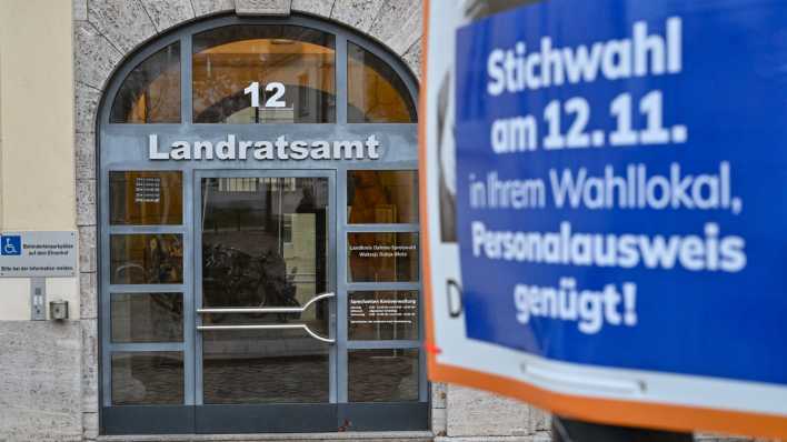 Ein Schild mit dem Aufruf zur Stichwahl hängt vor dem Landratsamt der Kreisstadt Lübben vom brandenburgischen Landkreis Dahme-Spreewald (Bild: dpa / Patrick Pleul)