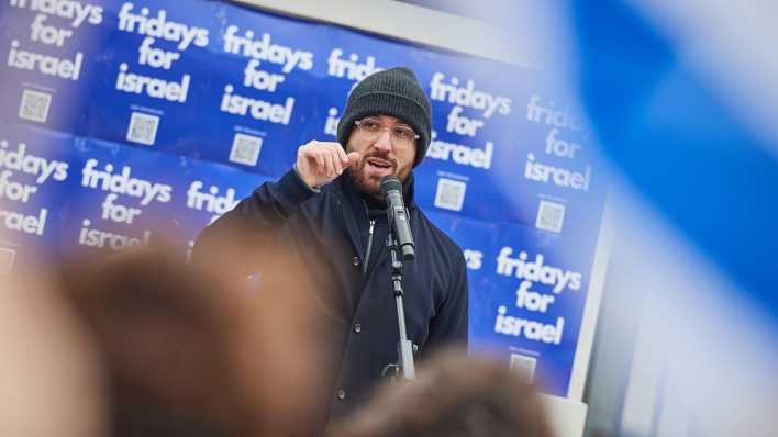 Der Pianist Igor Levit spricht bei der Kundgebung der Aktionsgruppe "Fridays for Israel" vor der Humboldt-Universität in Berlin (Bild: picture alliance / Christian Ditsch)