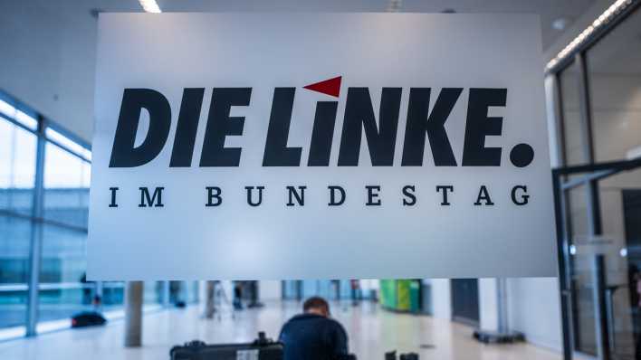 Das Logo der Partei Die Linke am Sitzungssaal der Linksfratkion im Bundestag (Bild: dpa / Michael Kappeler)