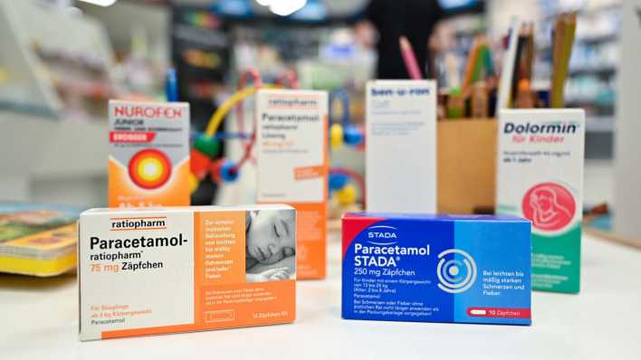 Arzneimittel für Kinder stehen in einer Apotheke (Bild: picture alliance / Heike Lyding)