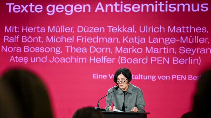 Die Schriftstellerin Herta Müller nimmt an der Lesung "Nie wieder ist jetzt!" im Deutschen Theater teil (Bild: dpa / Jens Kalaene)