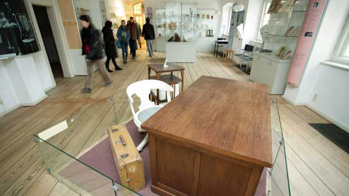 Der originale Schreibtisch des Schriftstellers Kurt Tucholsky, aufgenommen im Tucholsky-Museum in Rheinsberg