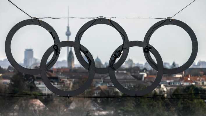 Blick durch die Olympischen Ringe am Olympiastadion auf Berlin und den Funkturm (Bild: dpa / Michael Hanschke)