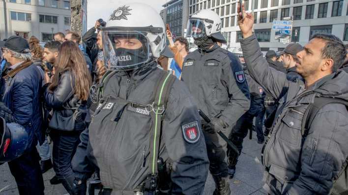 Polizeibeamte bei einer Demonstration am Brandenburger Tor