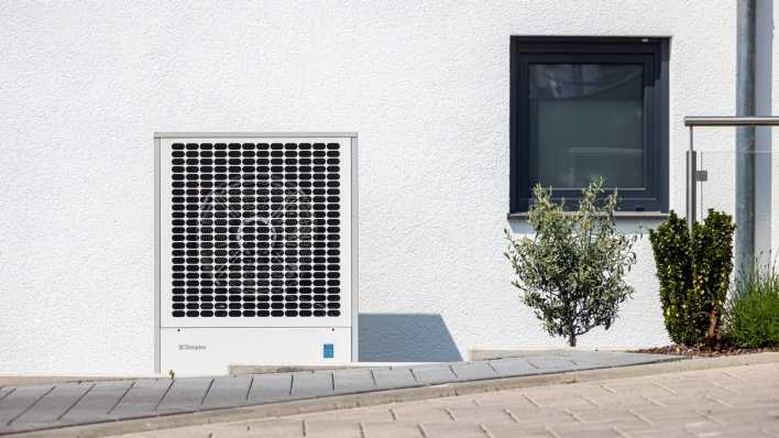 Wärmepumpe im Garten eines Wohnhauses (Bild: picture alliance / Arnulf Hettrich)