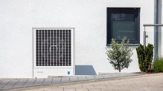 Wärmepumpe im Garten eines Wohnhauses (Bild: picture alliance / Arnulf Hettrich)