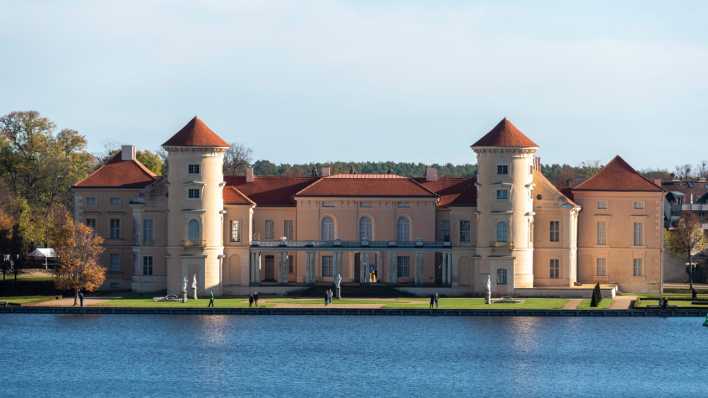 Das Schloss Rheinsberg am Ufer des Grienericksee.