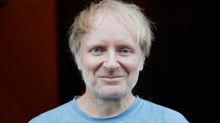 Jochen Schmidt, Autor, steht anlässlich des Longlist-Abends auf dem Balkon im Literaturhaus.