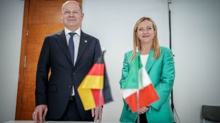 Bundeskanzler Olaf Scholz (SPD) und Giorgia Meloni, Ministerpräsidentin von Italien, am Rande des Informellen EU-Gipfels. (Bild: picture alliance/dpa | Kay Nietfeld)