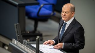 Bundeskanzler Olaf Scholz (SPD) spricht bei einer Regierungserklärung zur Haushaltslage im Bundestag (Bild: dpa/ Michael Kappeler)