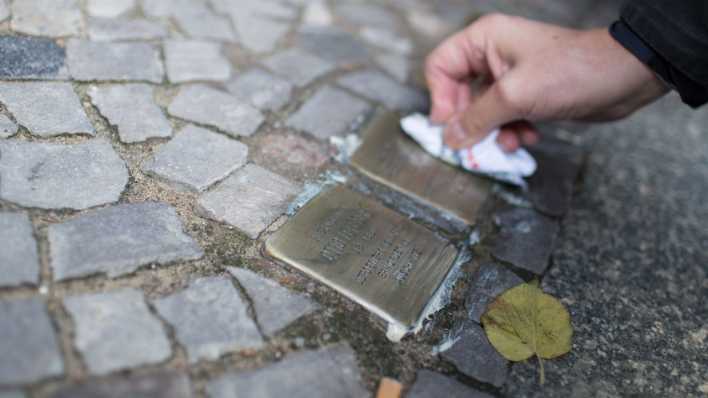 Stolperstein wird geputzt