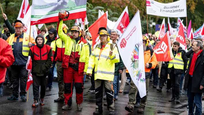 Archivbild: Ein Mitglied der Industriegewerkschaft Bauen Agrar Umwelt demonstriert vor dem Beginn der Tarifverhandlungen für den öffentlichen Dienst der Länder mit einer Kettensäge. (Bild: picture alliance/dpa | Fabian Sommer)