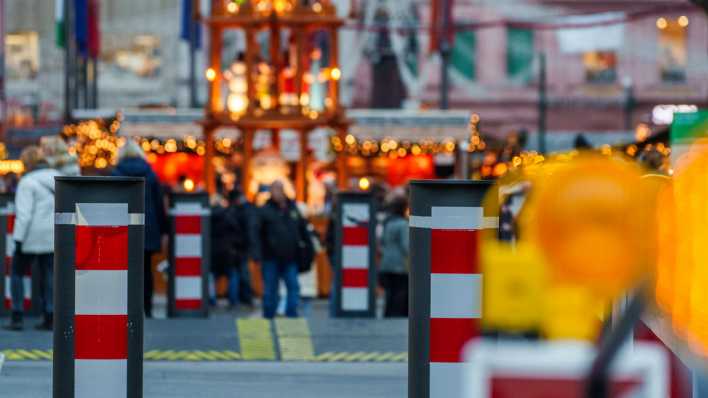 Lkw-Poller sichern den Weihnachtsmarkt in Mainz