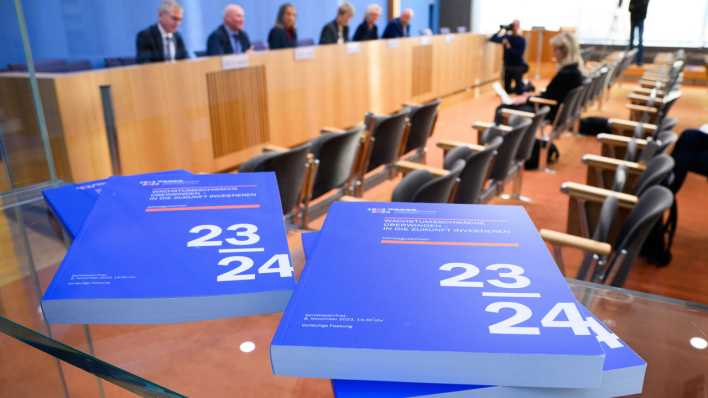 Die Mitglieder des Sachverständigenrats zur Begutachtung der gesamtwirtschaftlichen Entwicklung bei der Vorstellung des Jahresgutachtens.