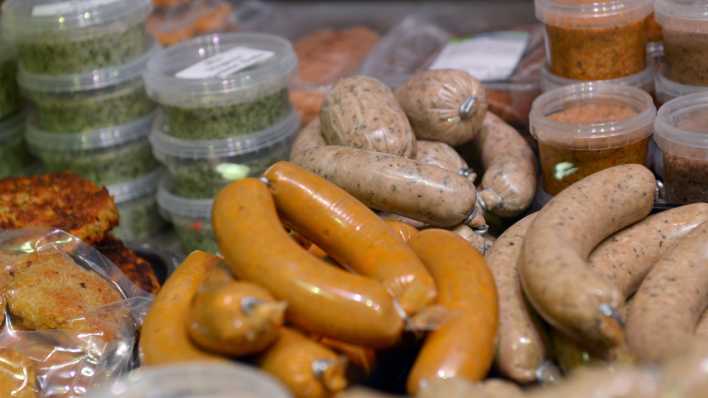 Symbolfoto: Vegane Wurstwaren liegen in einer Verkaufstheke