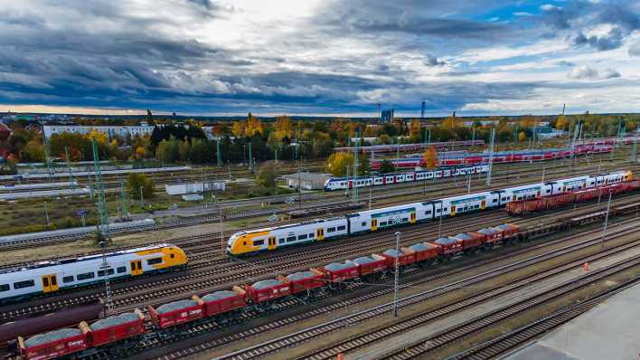 Züge auf Gleisen im Bereich des Cottbuser Bahnhofs