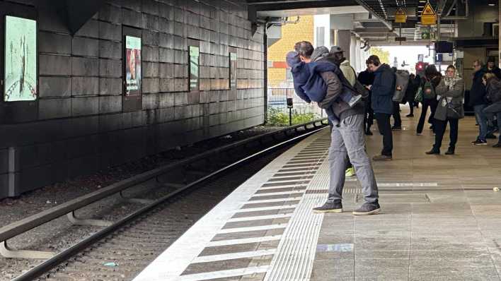 Mann hält nach einer S-Bahn Ausschau
