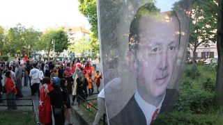 Anhänger des türkischen Präsidenten Erdogan versammeln sich in Kreuzberg, um den Wahlsieg zu feiern.