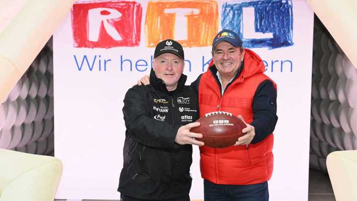 Sportler Joey Kelly, l-r, und Moderator Wolfram Kons posiert mit Amenican Football im Rahmen des 28. RTL Spendenmarathon (Bild: IMAGO/Horst Galuschka)