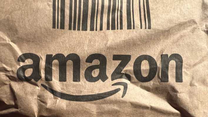 Logo Amazon auf einem Prime Paket
