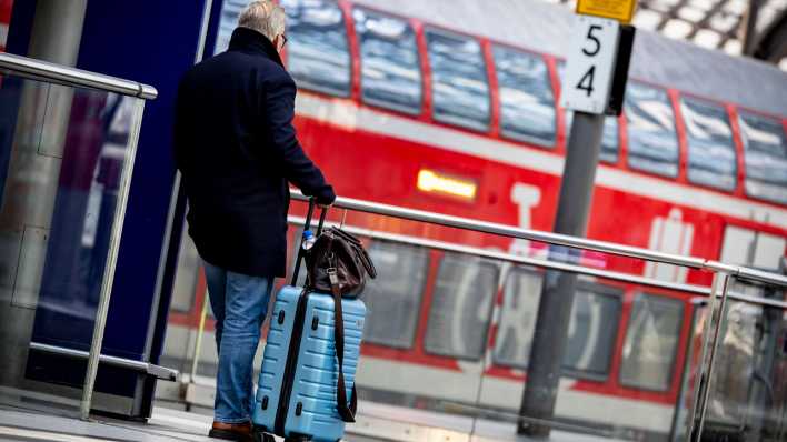 Reisende warten auf ihren Zug am Hauptbahnhof während eines Streiks der Gewerkschaft GDL in Berlin