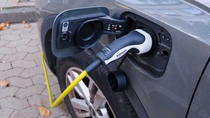 E-Auto wird aufgeladen