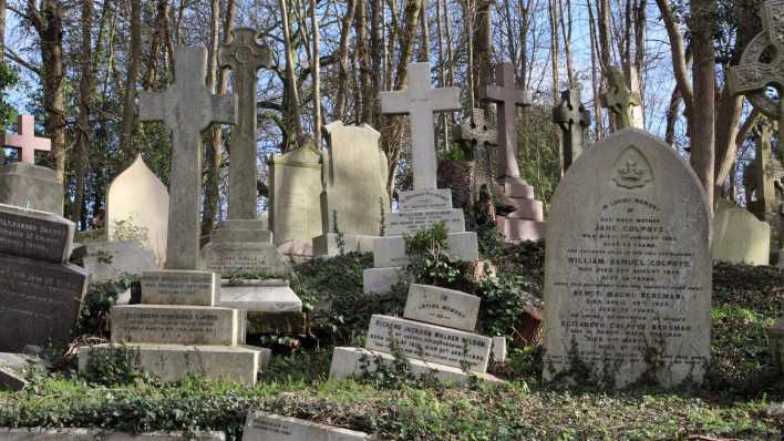 Blick auf Gräber des Highgate Cemetery in London (Foto: imago images / Skata)