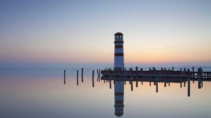 Blick auf den Leuchtturm Podersdorf am Ufer des Neusiedler Sees (Foto: imago images / imagebroker)