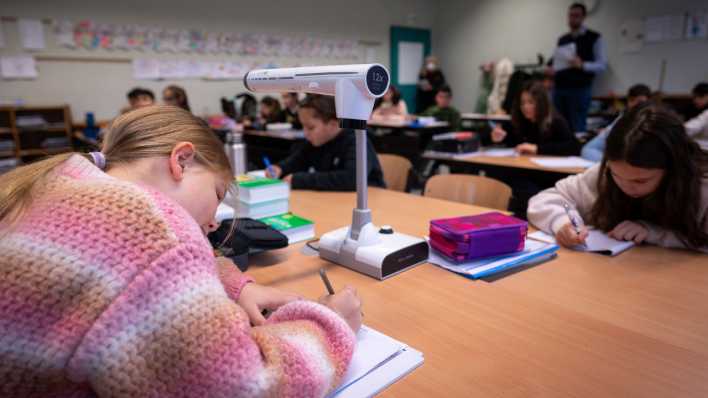 Schülerinnen einer 5. Klasse lernen im Unterricht Mathematik.