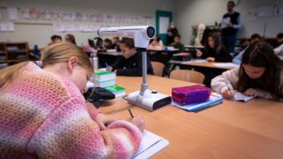Schülerinnen einer 5. Klasse lernen im Unterricht Mathematik.