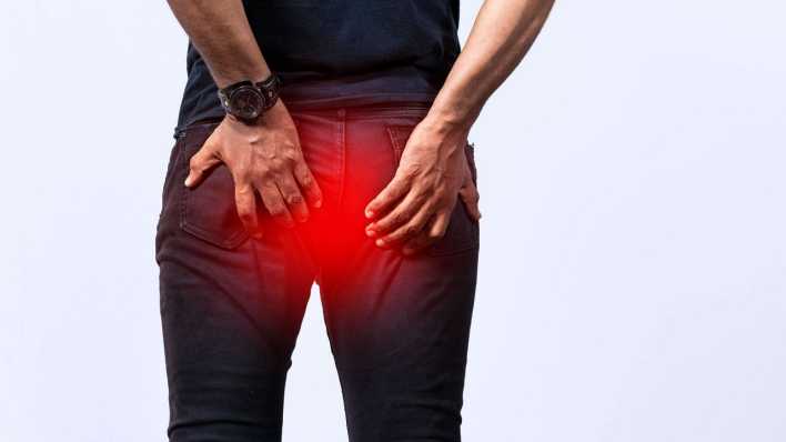 Mann mit Hämorrhoiden Problem