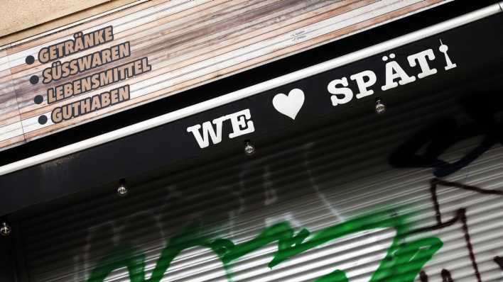Der Werbeschriftzug "We love Späti" steht an der Markise eines Spätkaufs (Bild: IMAGO / Müller-Stauffenberg)