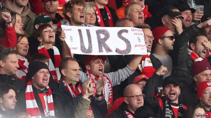 Fan mit Plakat für Union-Trainer Urs Fischer