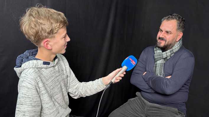 Nuri Falkenberg (links), rbb Young Reporter, im Gespräch mit Khalid Al Aboud (rechts) von Amal Berlin (Bild: rbb)